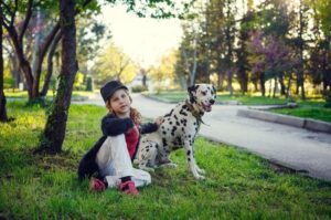 Далматинец с маленькой девочкой