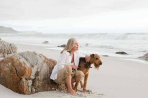 Эрдельтерьер с хозяйкой на берегу океана Эрдельтерьер на берегу океана