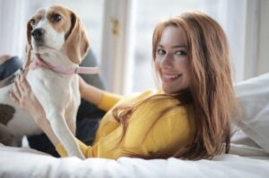 Бигль с девушкой Собака бигль с девушкой
