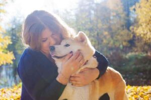 Акита-ину с хозяйкой на прогулке