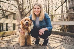 Лабрадудль со своей хозяйкой