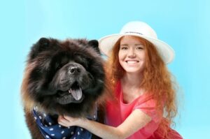 Девушка с чау-чау