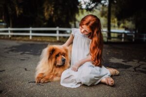 Девочка с собакой чау-чау